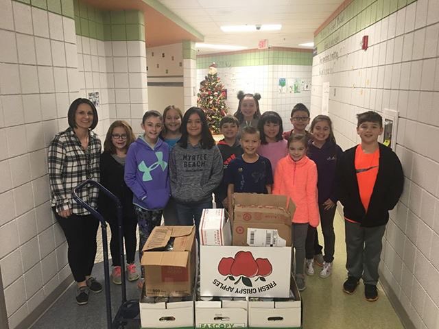 PutnamWVSchools's tweet photo. Today students at Scott Teays gave back to their community in a big way! 🐯Salt &amp; Light Food Pantry in Winfield picked up 642 cans of food from STES student leaders &amp; their teacher Ms. Rebecca Summers! Thank you so much STES Leaders! 💙 #PutnamFoodDrive #PutnamProud #STESLeaders https://t.co/4rfBJWs9TN