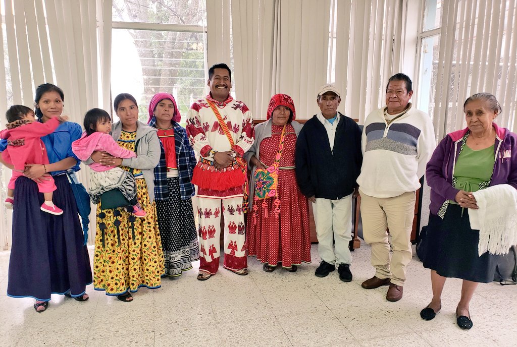 OscarCEI's tweet photo. Acompañando a los becarios del Programa CECA 2018 en el área de Cultura Indígena. ¡Felicidades a tod@s! Que este apoyo contribuya en mucho al fomento y salvaguarda de sus tradiciones y costumbres. #CEI https://t.co/iIx1c2gPEg
