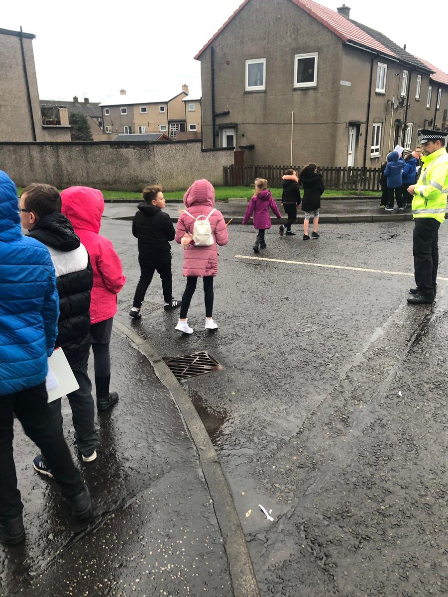 keltyps's tweet photo. JRSO out and about in Kelty looking for cars parked and how/where to cross the road safely. #stoplook&amp;listen @CowdenbeathPol https://t.co/okJ8OGmINE