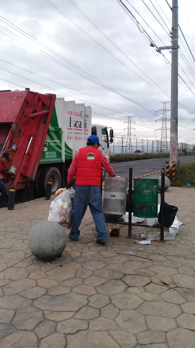 DSPCIZCALLI's tweet photo. Recolección de basura sobre las Avenidas Principales del Municipio.
#MejorIzcalli 
#MunicipioConValores https://t.co/O1zTOUKA5P