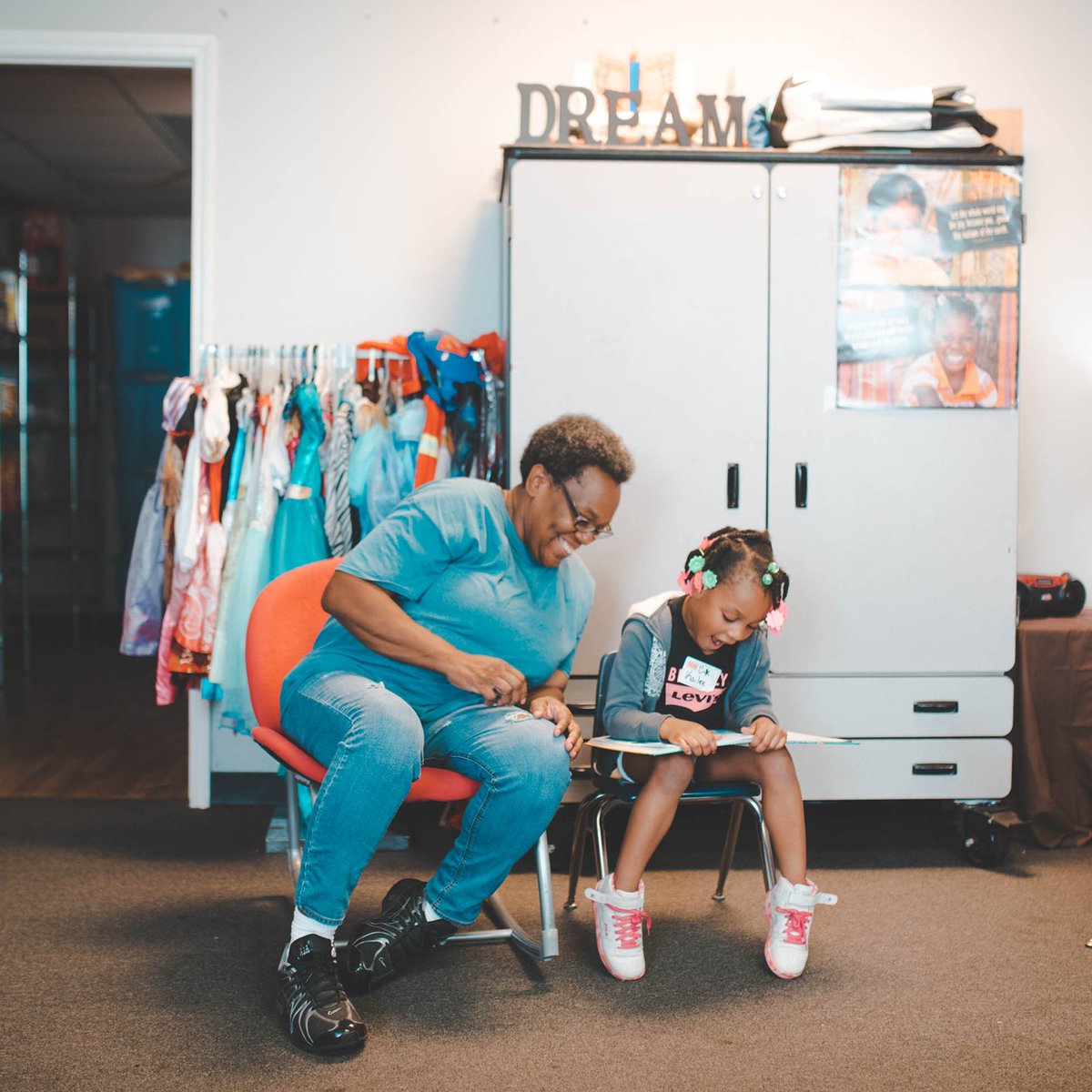 ARDreamCenter's tweet image. Reading to a child means opening up a whole new world in a single sitting. Come read to one of our amazing kids! Visit the link in our bio to sign up.