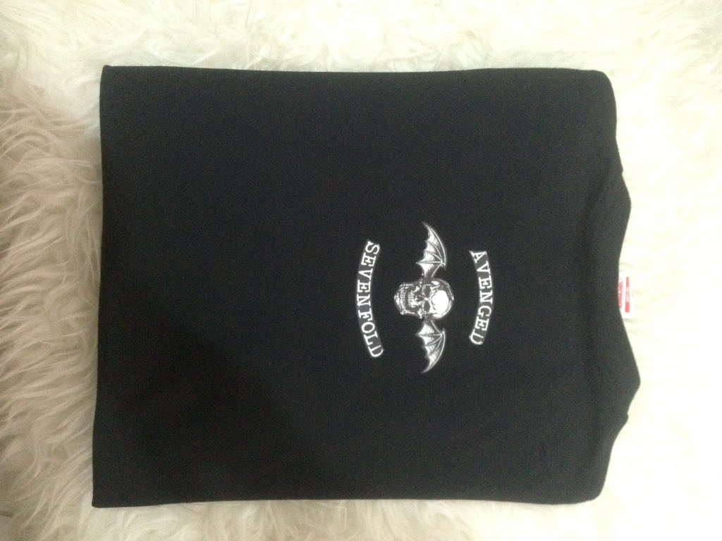 Avenged Sevenfold t-shirt goes to jl pulau biak.
#kaos #kaossablonsatuan #kaosmusik #kaossablon