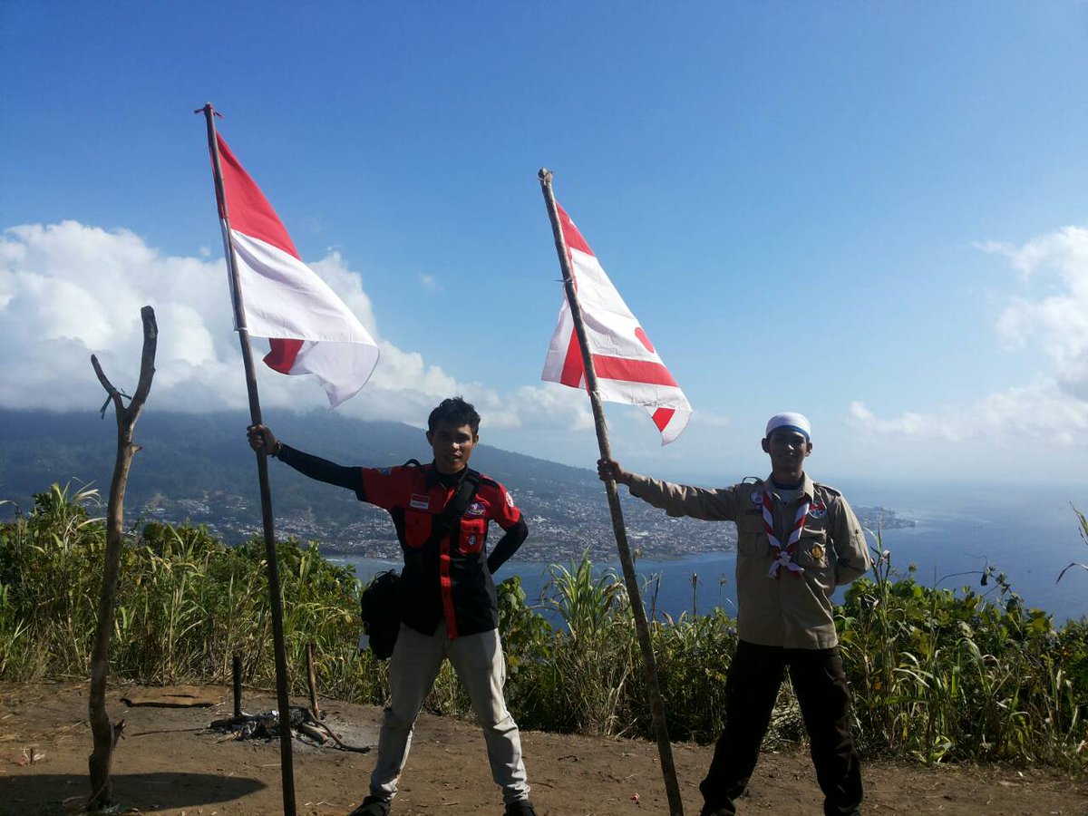 Ketua dan mantan Ketua <a href="/dkd_malut/">DKD Maluku Utara</a> saat berada di pulau maitara dan terlihat Kota Ternate