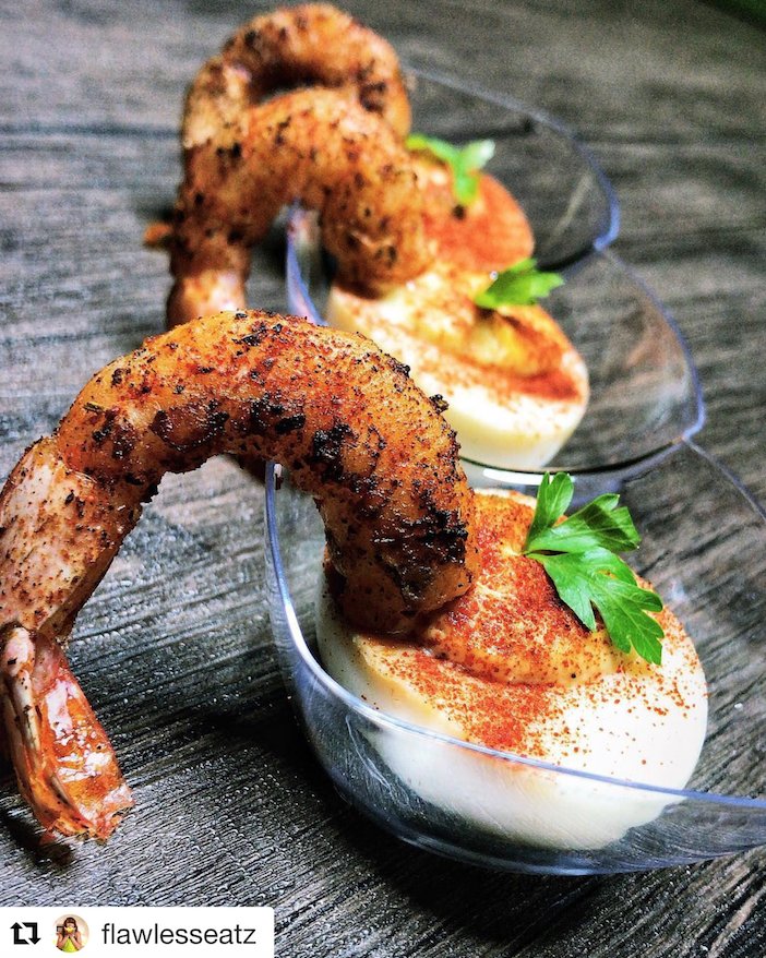Grilled shrimp and devilled eggs, two perfect finger foods @flawlesseatz has combined to create a great catering dish.
.
.
#happychef #catering #fingerfood #delicious #shrimp #eggs #yum