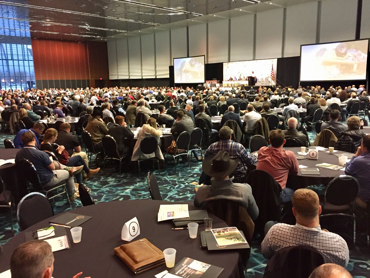 commodityweek's tweet photo. This is what 1000 farmers and investors looks like at #VTC18! Just about to take the stage with @KevinVanTrump @chief321 and @bluereeftrader to talk corn and #soybeans. https://t.co/AveVrk0XCh