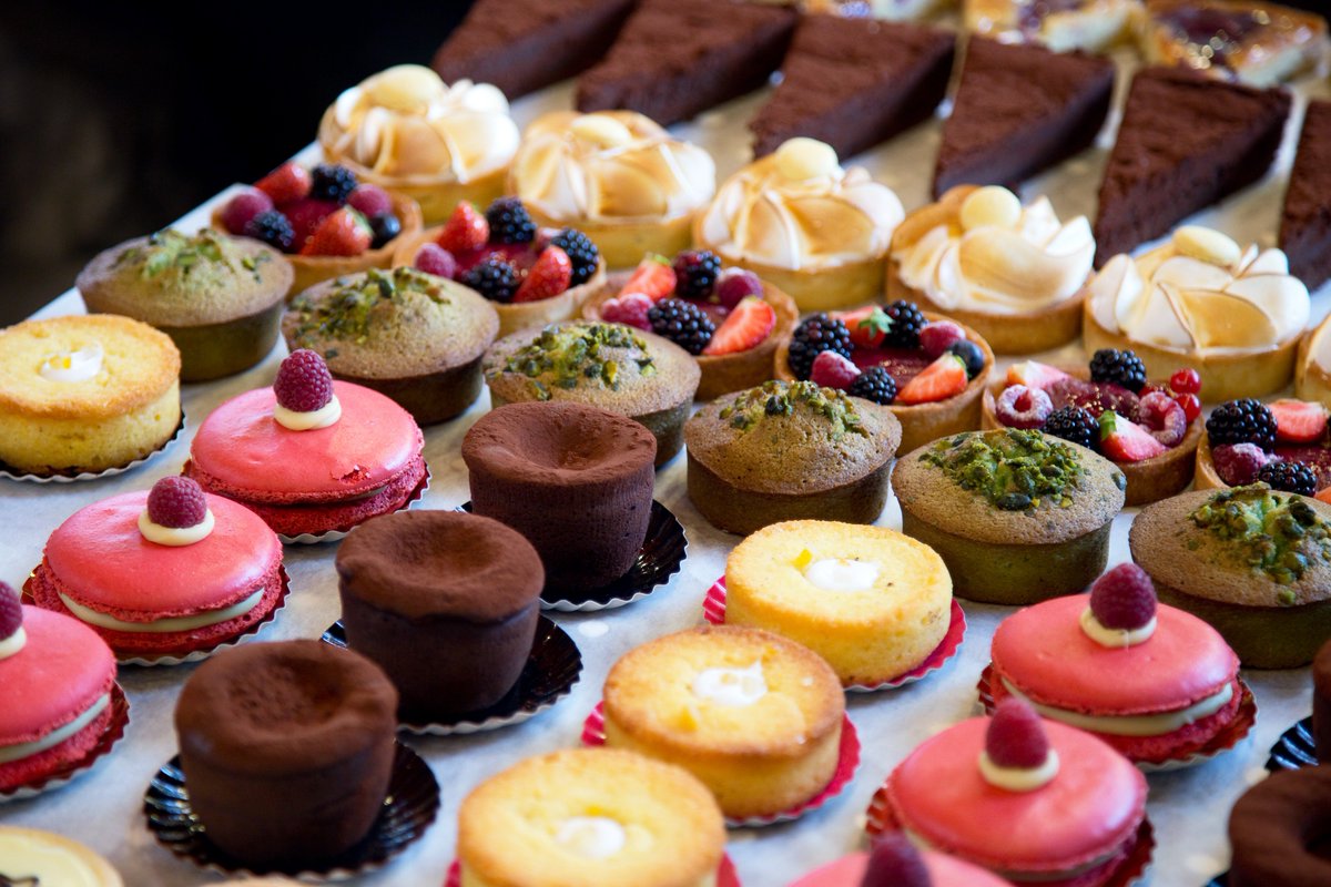TopsyCakeDesign's tweet photo. What's better than a perfect slice of cake? Lots of yummy flavorful desserts to choose from, of course! #dessertbuffet #cakes #HolidayParty https://t.co/SPb3dSKdYi