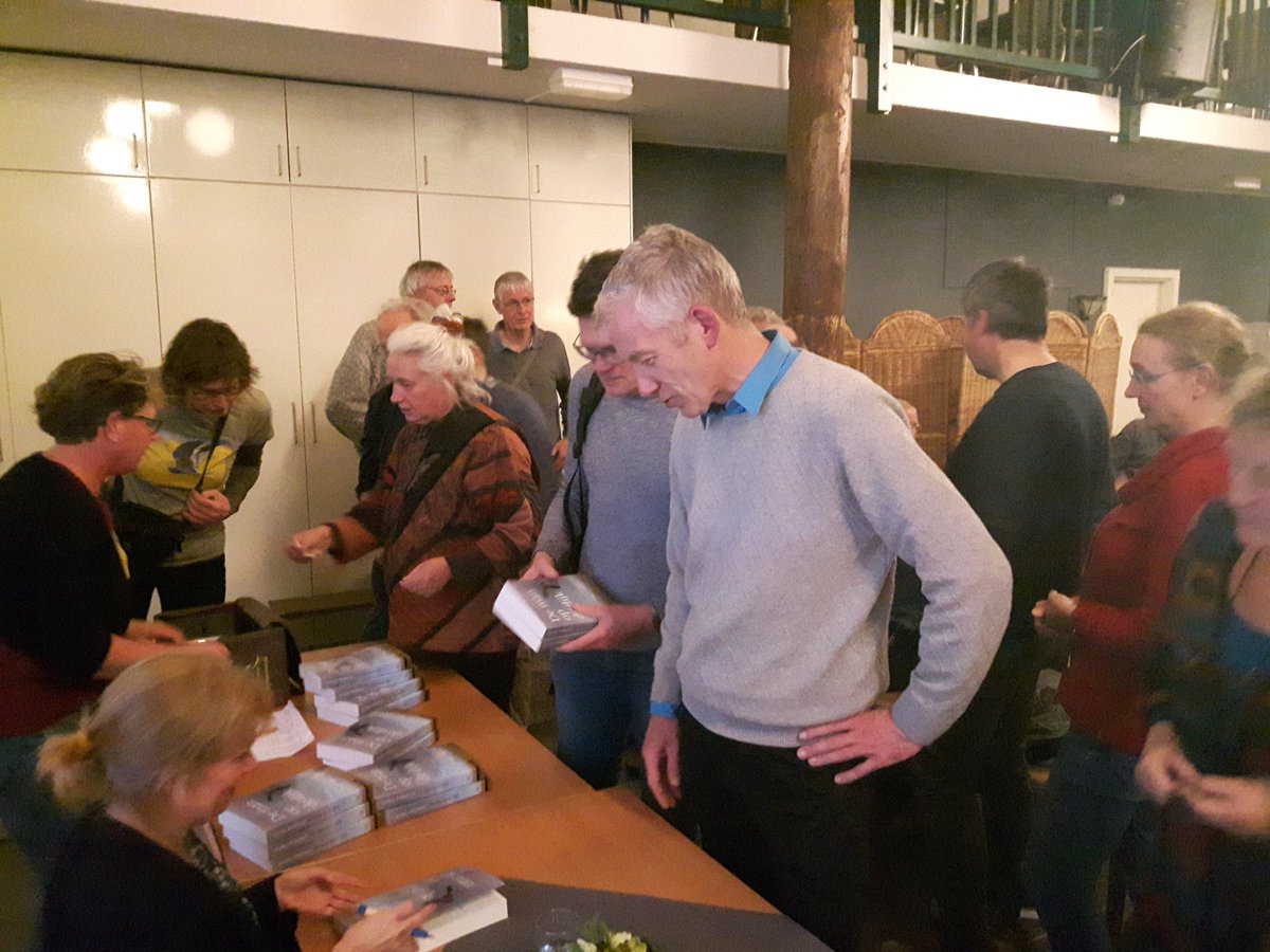 Bevlogen lezing Ben Koks voor 120 toehoorders bij <a href="/AvifaunaGrunn/">Avifauna Groningen</a> ontketent run op nieuwe boek van <a href="/elvirawerkman/">Elvira Werkman</a> "De man op de dijk" 
<a href="/grauwekiek/">Grauwe Kiekendief - Kenniscentrum Akkervogels</a> <a href="/provgroningen/">Provincie Groningen</a>