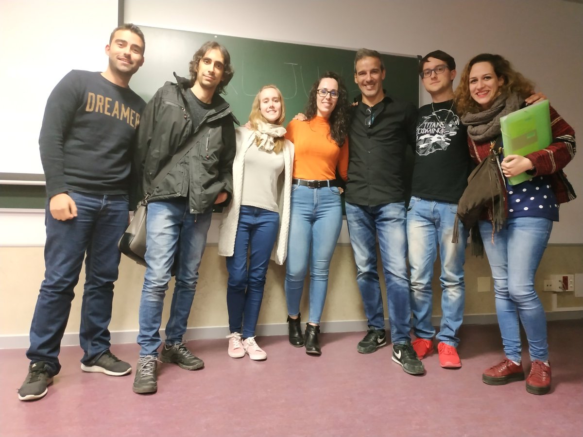 riesco_sara's tweet photo. Un placer poder escuchar tan de cerca a uno de los mejores profesores del mundo, ejemplo de esfuerzo, trabajo y pasión por sus alumnos. Gracias @davidcpvm @unicoos #InnoURJC #innoccss https://t.co/xONnre6Dcf
