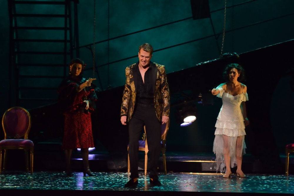 Review: <a href="/ManitobaOpera/">Manitoba Opera</a>'s 'Don Giovanni' resonates in a time "where modern day moguls fueled by their own narcissistic power... eerily echo opera’s quintessential bad boy and continue to prey on women." Read more: ow.ly/uh8930mN8pm <a href="/danokulitch/">Daniel Okulitch</a> <a href="/HegedusStephen/">Stephen Hegedus 🇺🇦 ☮️</a> <a href="/SopranoStrong/">Jessica Strong</a>