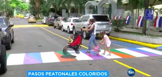 tvnnoticias's tweet photo. En Bella Vista han comenzado a pintar los pasos de cebra de forma colorida, esto para llamar la atención de los niños para su utilización; así como a los conductores para que tomen precauciones. ¿Qué les parece? #NoticiasTVN https://t.co/6l4dlEud9Z