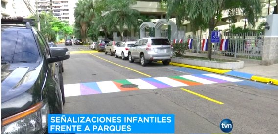 tvnnoticias's tweet photo. En Bella Vista han comenzado a pintar los pasos de cebra de forma colorida, esto para llamar la atención de los niños para su utilización; así como a los conductores para que tomen precauciones. ¿Qué les parece? #NoticiasTVN https://t.co/6l4dlEud9Z