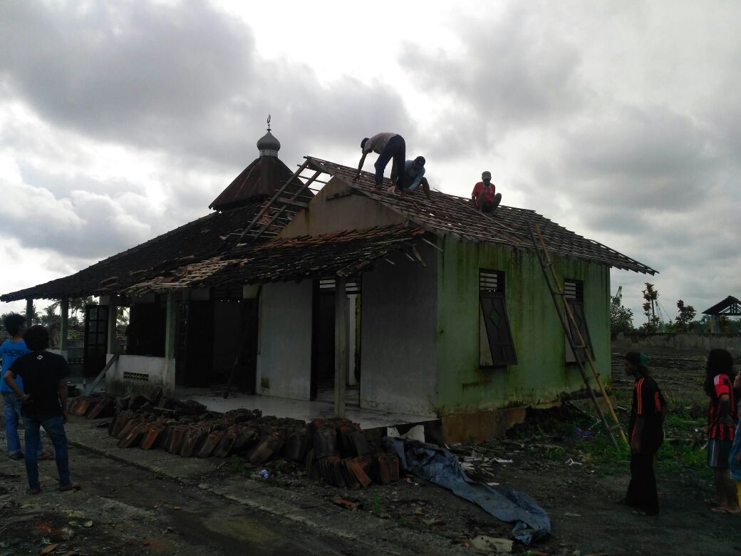 radiosolidario's tweet photo. 10. Berbagai jaringan solidaritas berdatangan ke Temon. Mereka memahami, bahwa dampak dari pembangunan NYIA &amp; Kota Bandara dikemudian hari akan mengakibatkan banyaknya perampasan tanah dan ruang hidup lainnya dengan dalih pembangunan untuk kepentingan umum. @JDA_SG_PAG #StopNYIA https://t.co/AD5At7SkmH