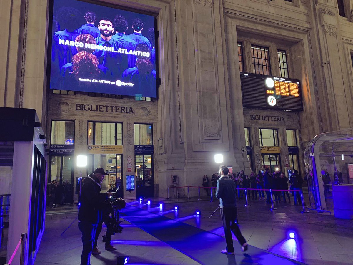 mengonimarco's tweet photo. Stazione Centrale di Milano, ore 01:07: Blue Carpet. #ATLANTICO 
Staff https://t.co/jd2WcRb6tP