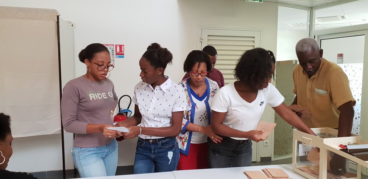 Libel89485800's tweet photo. Élections des élus au #CAVL, opération rondement menée sous la houlette de l'équipe de la délégation,  la DIVISAC  et les élus #CVL présents.  
En route pour l'installation de l'instance par le recteur #mostafafourar !#cnvl #vielyceenne https://t.co/b2NaklRd25