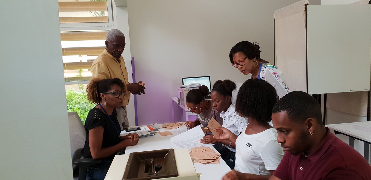 Libel89485800's tweet photo. Élections des élus au #CAVL, opération rondement menée sous la houlette de l'équipe de la délégation,  la DIVISAC  et les élus #CVL présents.  
En route pour l'installation de l'instance par le recteur #mostafafourar !#cnvl #vielyceenne https://t.co/b2NaklRd25