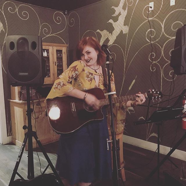ScreenDoor_JI's tweet photo. Our resident song bird is behind the mic tonight until 9! Come out for phenomenal live entertainment and our “Rican Heat” Burger ft. bacon jam &amp; a red chimichuri sauce 🤤 Screen Door is where it’s at on Wednesday’s if you couldn’t tell 😁 #finaltable #jamesislandentertainment … https://t.co/Sg3iTmjHLu