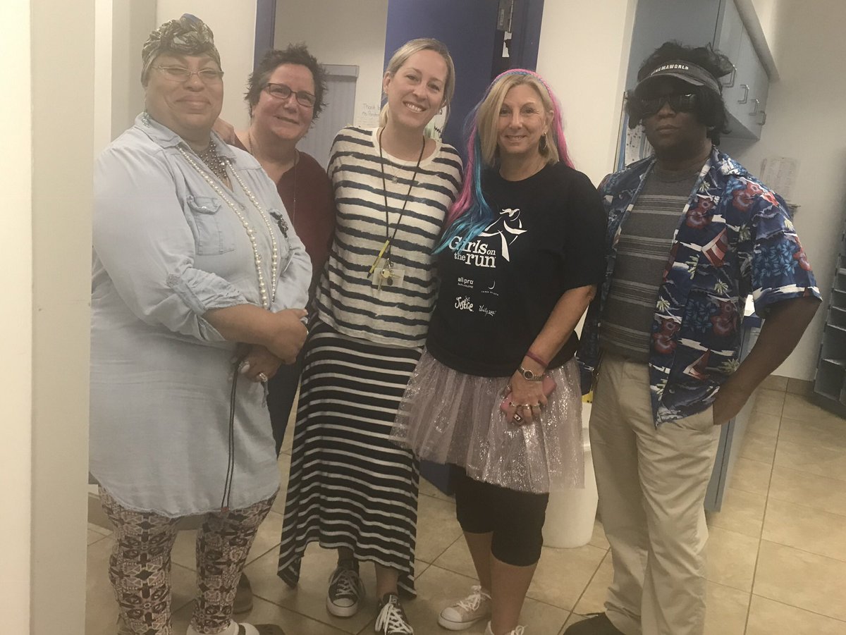 PBIS Spirit Week was a huge success @DTEelementary !! The students and staff enjoyed Crazy Hat Day, Twin Tuesday, Wacky Wednesday, Jersey Thursday, Crazy Sock Friday! #lovemyschool @IRCSchools