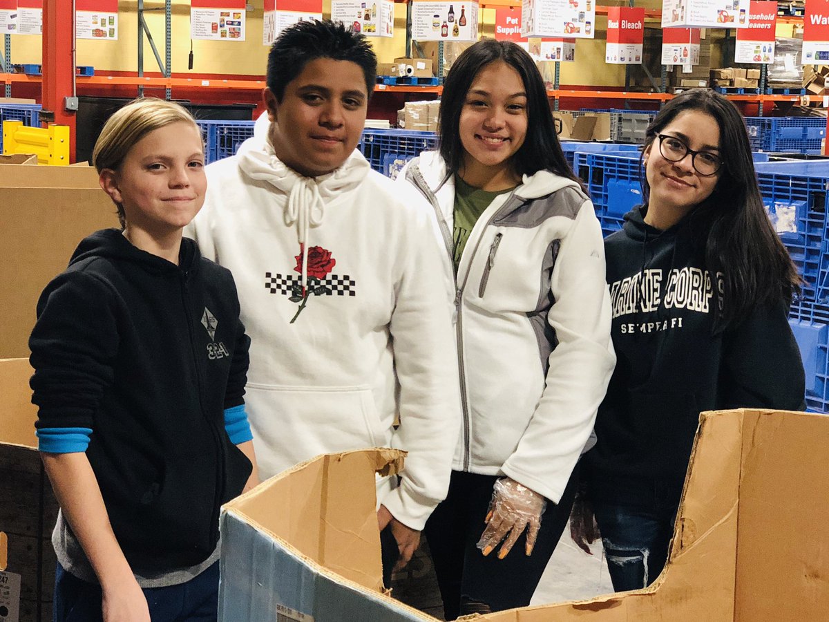oldhamkc's tweet photo. NGMS students volunteering at Harvesters bagged over 3000 lbs of carrots! @NGMSgators @NKCSchools https://t.co/RPbVG7DXAH