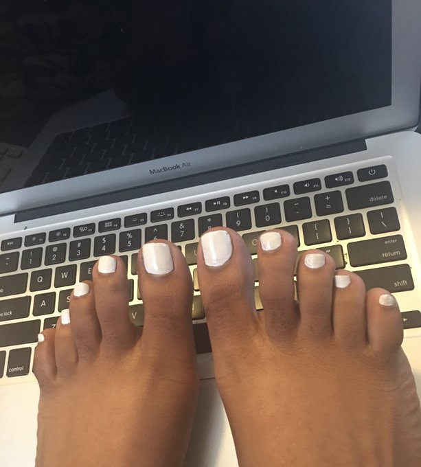 even my toes are pretty 😇 https://t.co/9c7HPW6JW7