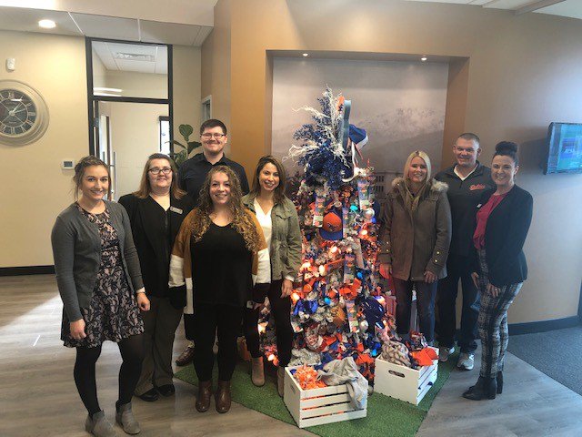 ourfirstfed's tweet photo. Nothing quite like a holiday tree to get your spirits up. Come down to the Port Angeles branches and see our Wizard of Oz tree at the 6th Street branch, or the Lefties Baseball tree at the Eastside branch, brought to you by the Festival of Trees! #HappyHolidays #ourfirstfed https://t.co/Le3iYzYa1S