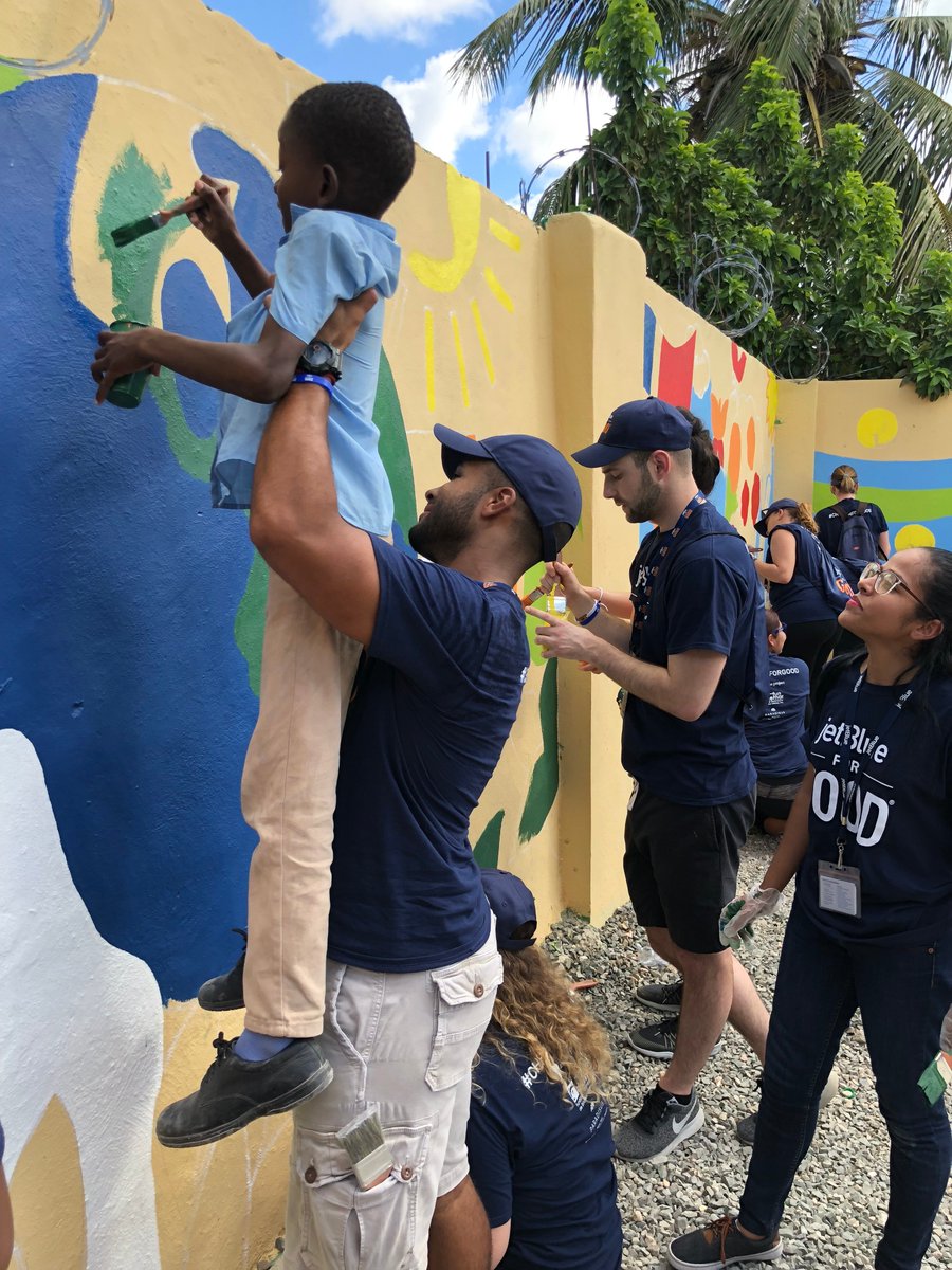 JetBlue's tweet photo. We’re on Team Good! Today, we upgraded the basketball court at the Escuela Básica Dos Jardas in Punta Cana. Now it’s your turn. Grab a teammate and do some good in your community! #CheckInForGood https://t.co/KBTeNIVtuz
