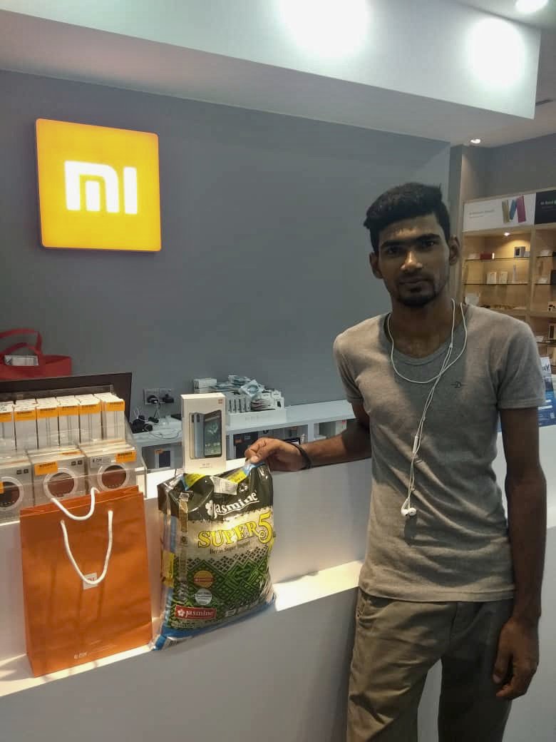 MiStoreKLCC's tweet photo. Mr Mohammad Rokib Khan was at KLCC for his MiA2 and his free pack of rice 🍚 😊. Thank you 🙏 https://t.co/tqXOjXn1Q1