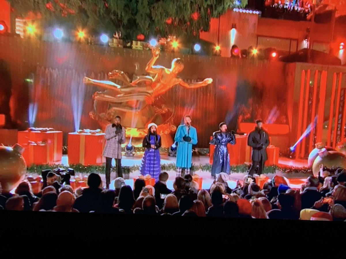 permafrost92's tweet image. Watching y’all @PTXofficial #RockefellerCenterTreeLighting