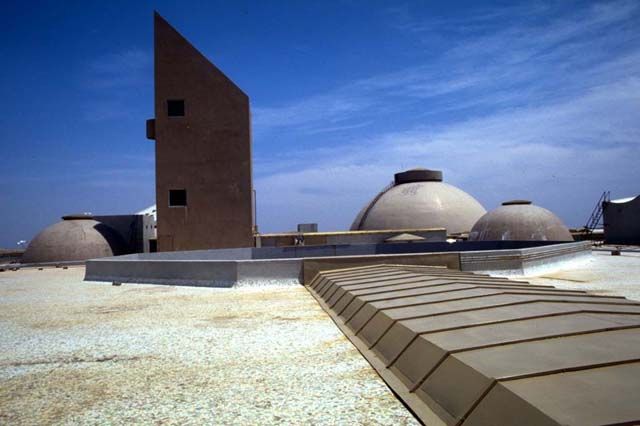 archnet's tweet image. Charles Correa's design for Vidan Bhavan in Bhopal buff.ly/2LuFJDa, the new state assembly for the government of Madhya Pradesh, India, was a recipient for the AKAA in 1996. #AKAA #IndiaArchitecture. Learn more about Charles Correa at buff.ly/2Nb2lVF #architect
