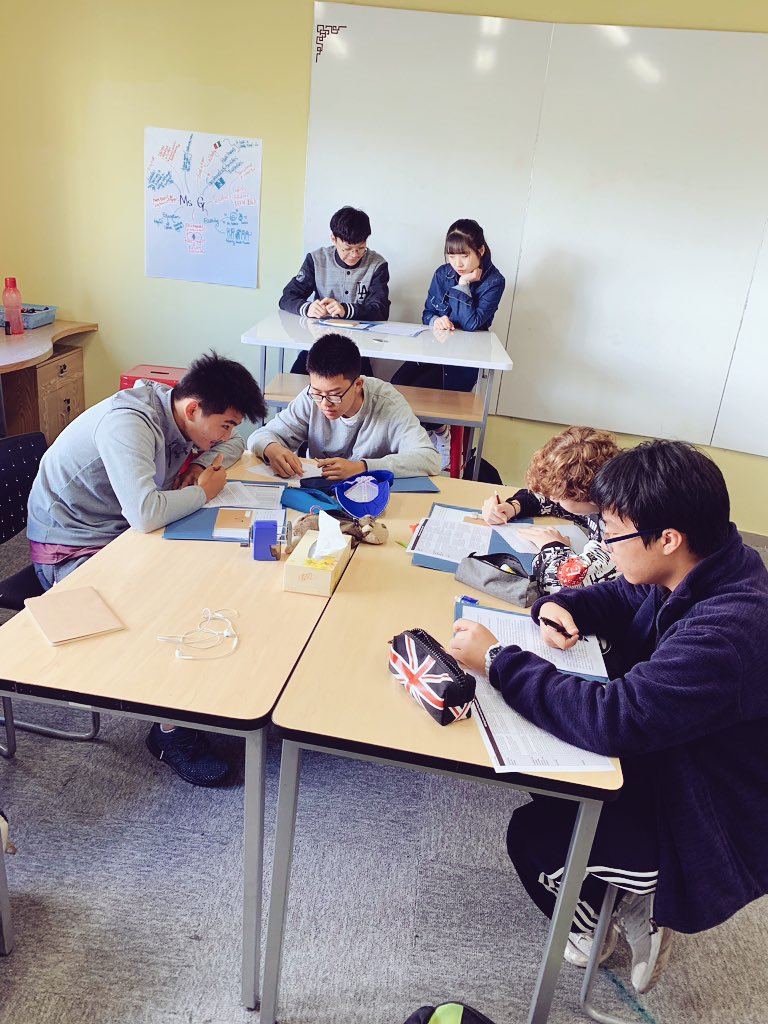 cecigomez_g's tweet photo. Time for #peerconferences in #EAP9 #writeonbody #reflectivewritting #tcrwp - Giving @sis_eal #ells the opportunity to peer revise their work, allows for low-stakes sharing & revising, and builds a strong #writingcommunity! #sisrocks https://t.co/D2hb1plM0w
