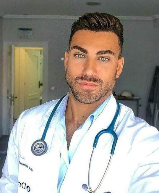 Oi, esse é meu amigo Ricardo. Ele tem 26 anos e tem uma autoestima baixíssima, ele não gosta da aparência que tem. Ele não gosta dessas fotos, diz que está feio. Se você acha ele bonito curte aqui para mim pra eu mostrar como ele é um arrombado que não possui amor próprio