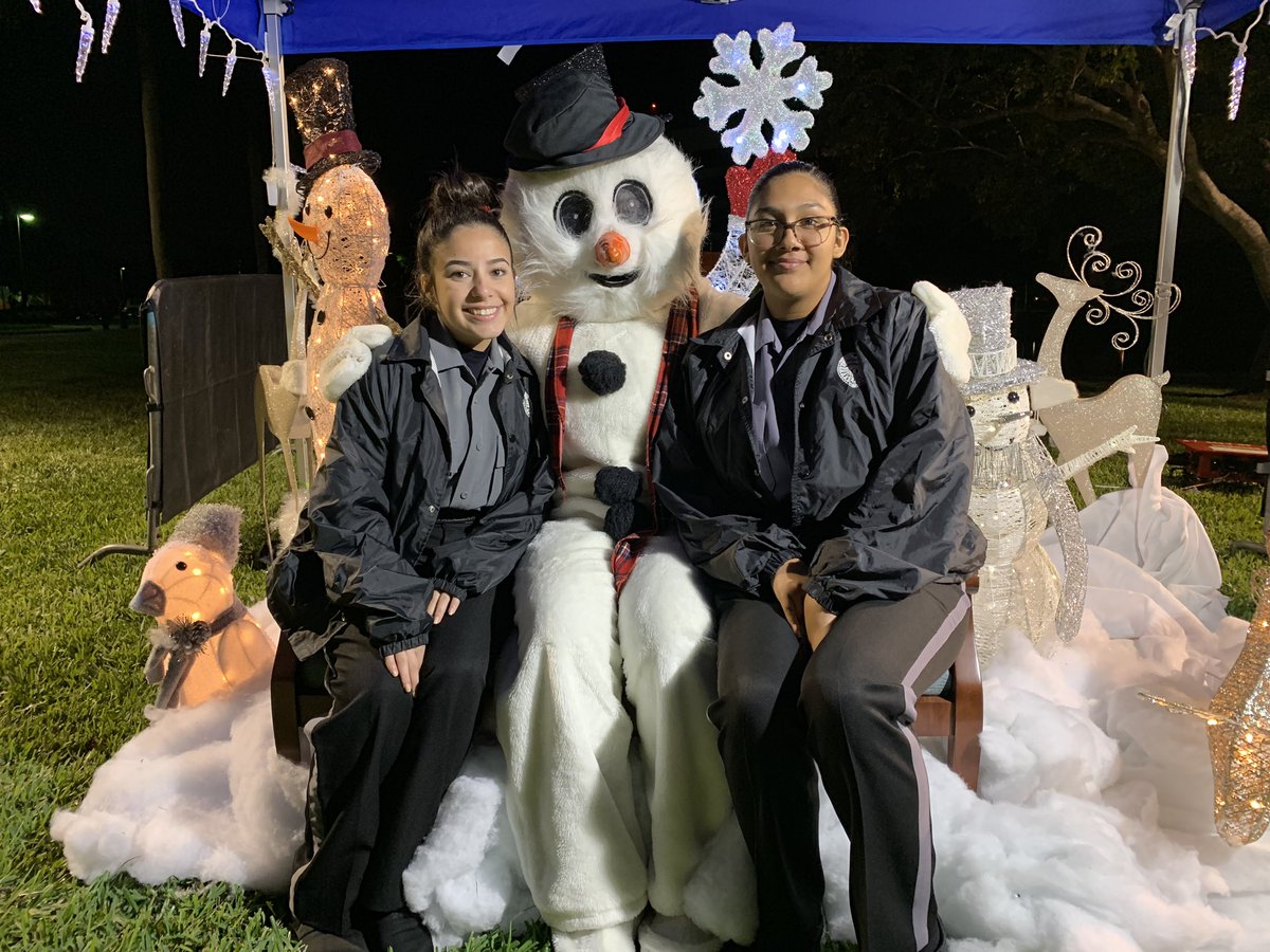 SunrisePoliceFL's tweet photo. Perfect weather ❄️ ⛄️ for tonight’s tree lighting ceremony.  McGruff and the Police Explorers were out on patrol helping with Child Fingerprinting.  #Sunrisepolice #SeenInSunrise #CityofSunrise #Snowman #ExplorerPost #PoliceExplorer #ChristmasTree https://t.co/llnxIFSw1X