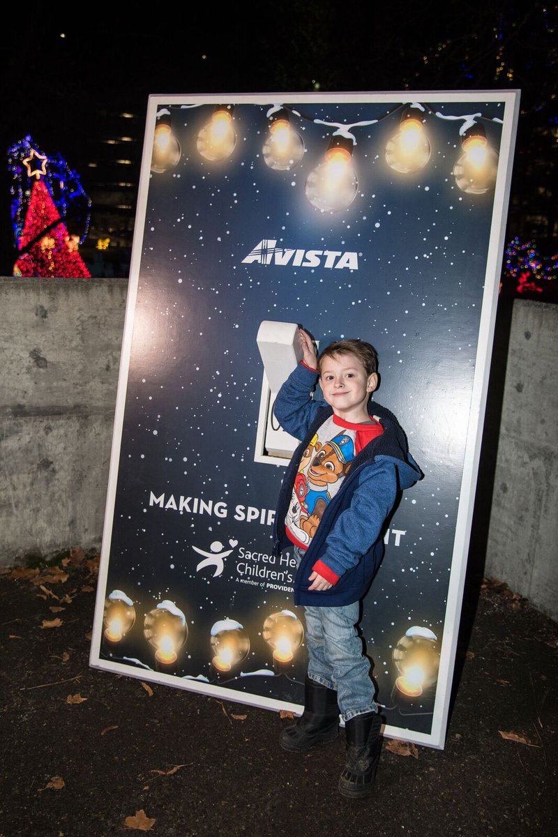 AvistaUtilities's tweet photo. Levi flipped the switch on thousands of #holidaylights in Cowley Park https://t.co/yLdVkXricJ @CMNHospitals @providence_phc @MarkPKXLY @kxly4news #Spokane #MakingSpiritsBright https://t.co/jGdcC0XRnu