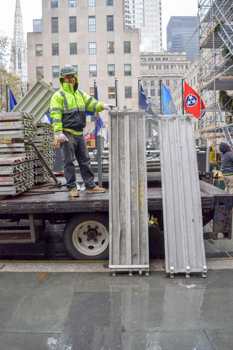 CCAMetro's tweet image. Meet the carpenters from local union 1556 of @CarpentersNyc with union contractor Safway Atlantic who built the scaffolding around the tree and installed more than 50,000 multicolored LED lights and ornaments for tonight&apos;s #RockefellerCenterTreeLighting Ceremony!