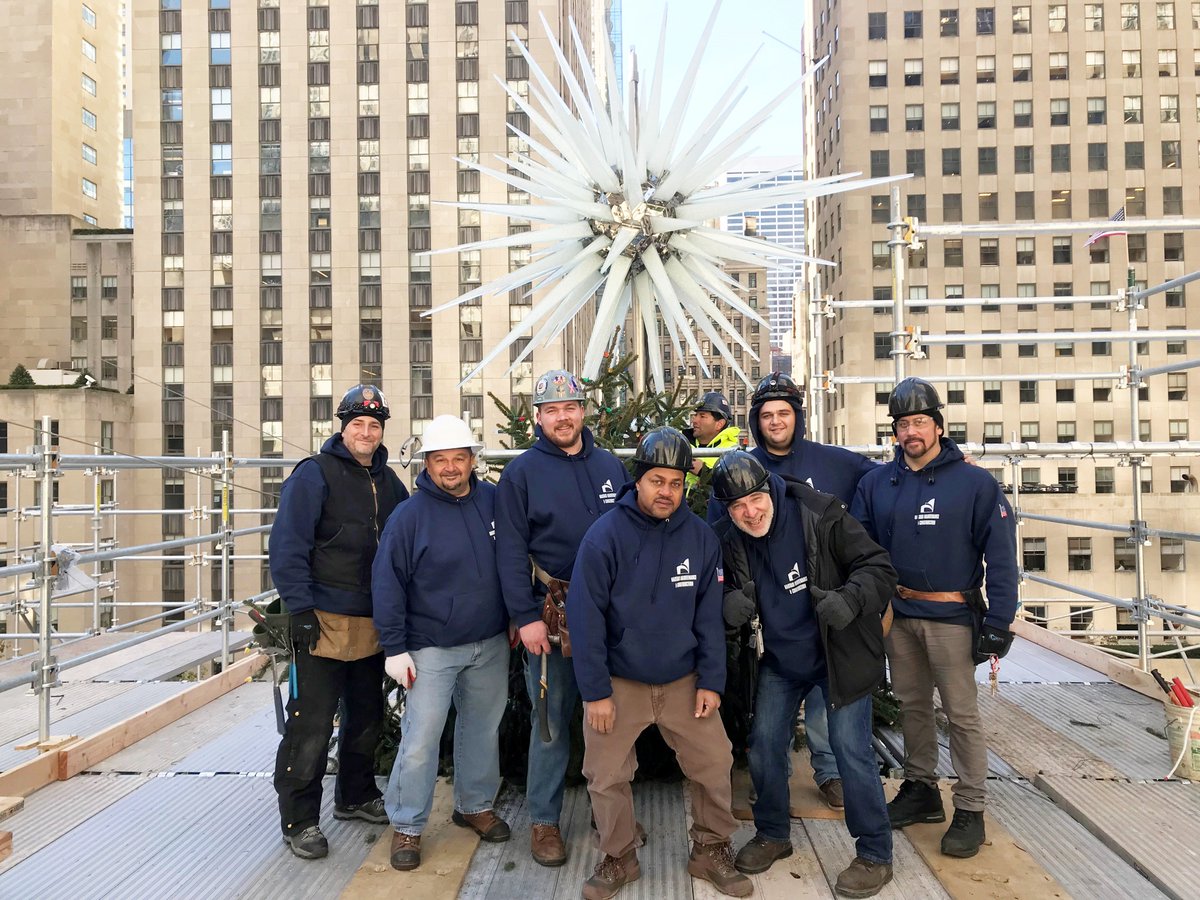 CCAMetro's tweet image. Meet the carpenters from local union 1556 of @CarpentersNyc with union contractor Safway Atlantic who built the scaffolding around the tree and installed more than 50,000 multicolored LED lights and ornaments for tonight&apos;s #RockefellerCenterTreeLighting Ceremony!