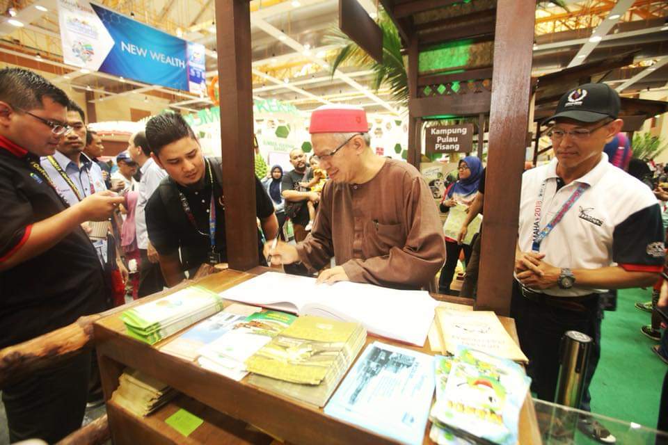 sharktokai's tweet photo. Mufti Wilayah Persekutuan meluangkan masa melawat Kluster Agropelancongan...

#maha2018 
#madamabeles 
#AgroPelancongan https://t.co/9hz2z4BEMh