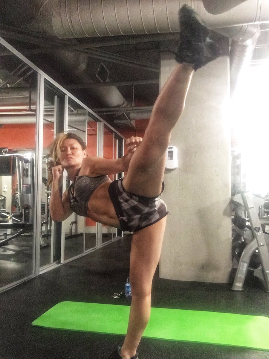 MaryChristinaB's tweet image. Let’s kick it up a notch! 👊🏼🔥😎 #kickitupanotch #workout #themcb #fitness