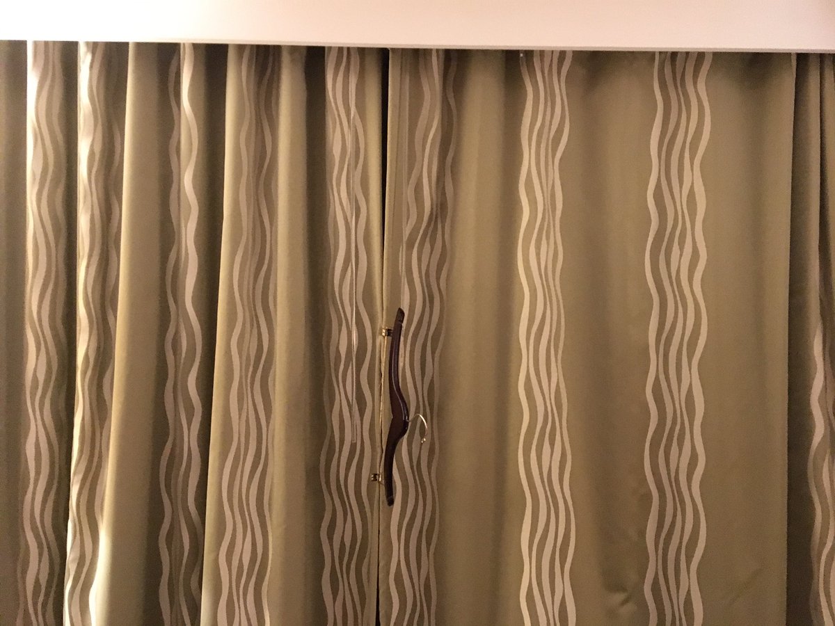 EWAEmily's tweet photo. please enjoy my hotel room life hack https://t.co/oeeYkUTpcs