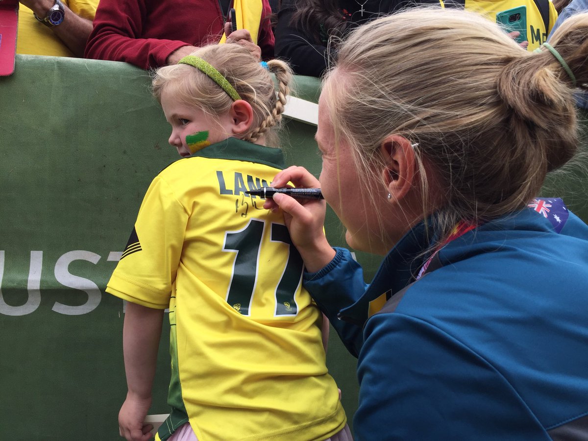 JeanEdwardsABC's tweet photo. The ⁦@SouthernStars⁩ captain Meg Lanning signs her 4yo niece Harper’s shirt during World T20 celebrations in Melbourne #WT20 ⁦@abcgrandstand⁩ https://t.co/xGPpSPsIbc