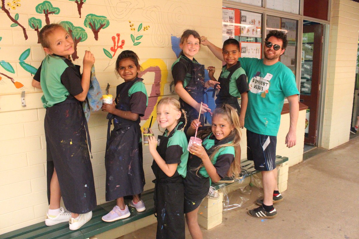 TeamAWESOMEArts's tweet photo. A stunning #mural created on our #2018CreativeChallenge at #CassiaPrimarySchool! Talented kids worked with artists Matt McVeigh and Natalie Zuchetti to explore the uniqueness of the #Pilbara through painting and mosaic! This #2018CreativeChallenge residency was supported by @bhp https://t.co/uSYR9NXp7Z