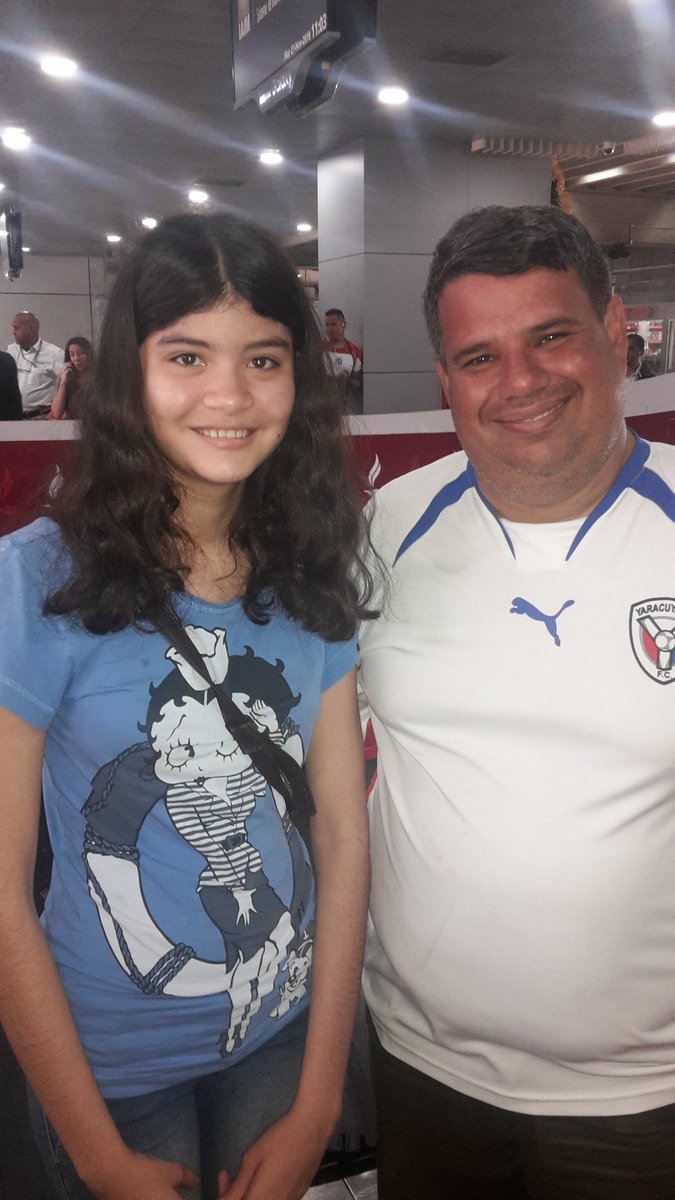 herediamiguel75's tweet photo. @CarlosValmore saludos dsd #Turmero con mi hija super #Tigrera recien llegada de Bogota #FabiolaAndreina y gran admiradora de @CarlosValmore @IVCNetworksVE https://t.co/NGzbyyqYPZ