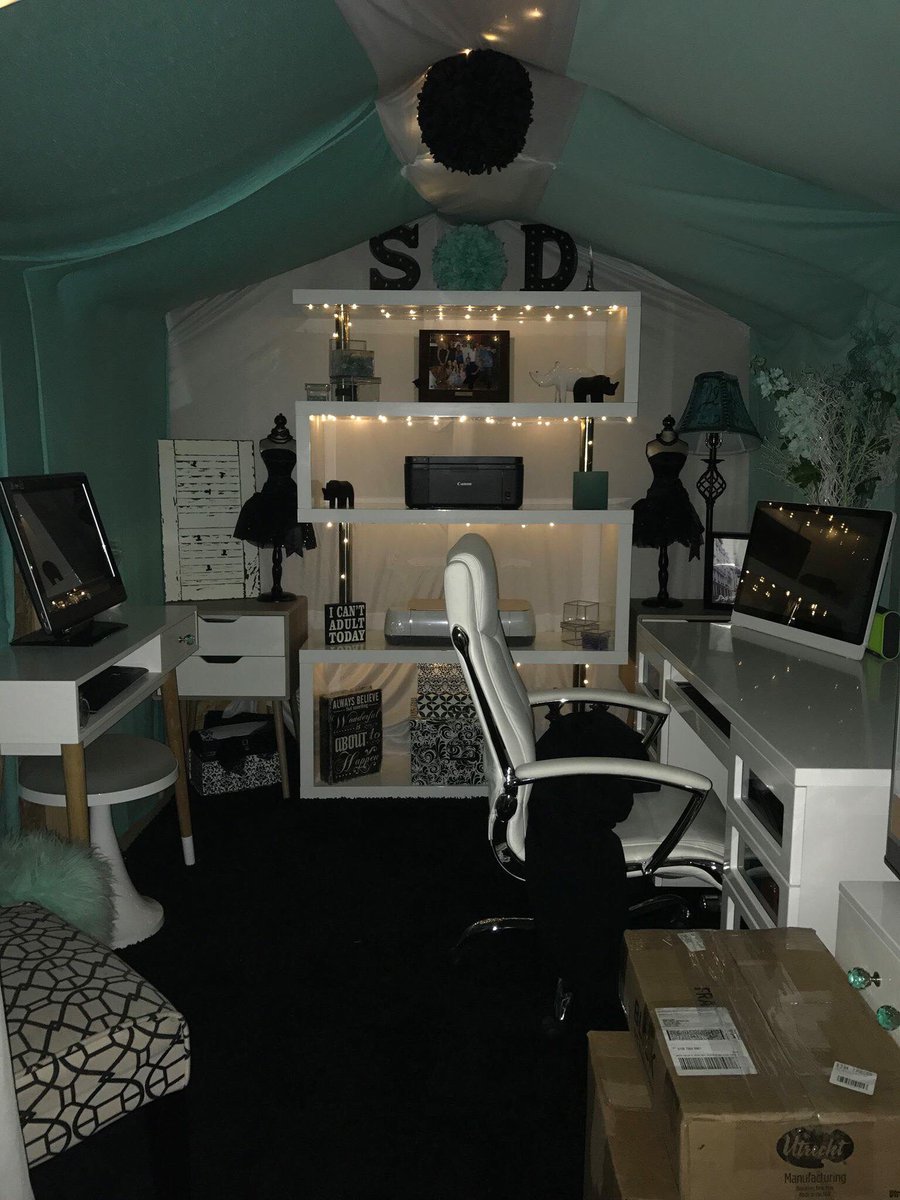 YonFanmChe's tweet image. My auntie really made a She-Shed