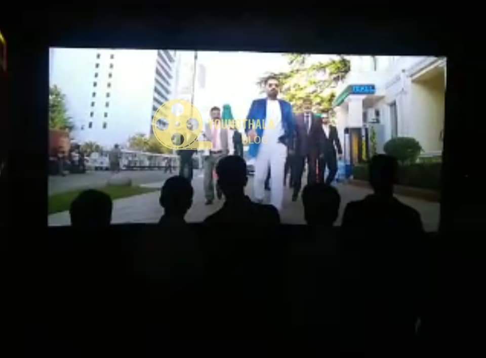 Simbu_trends's tweet photo. #STR's ❤✌🏾✌🏾 #VandhaRajavaDhanVaruven Teaser #Exexlusively Only On Theaters !!! Along With #2Point0 😈❤ Later On Youtube Soon !!!.

#VRVTeaserFromToday #VRVTeaser #VRV #Simbu https://t.co/QbuYHTNqoT