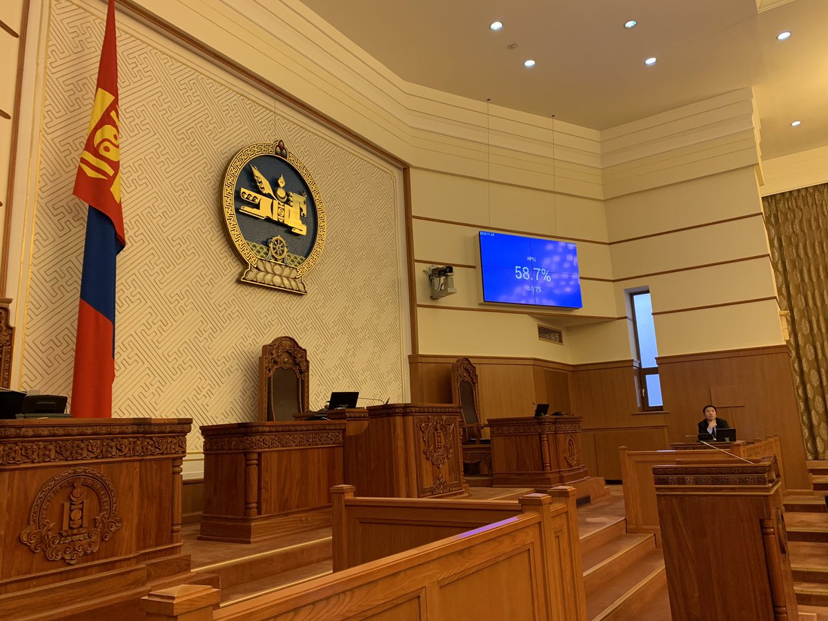 Их хурлын дарга хурал хаяхыг анх удаа үзлээ.