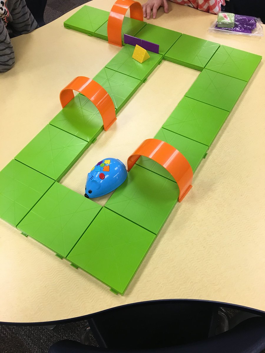 jess_bonin's tweet image. #coding with grade 1s in the library.  #hourofcode #codingmice @lpicton #sd57 @CliffWaldie