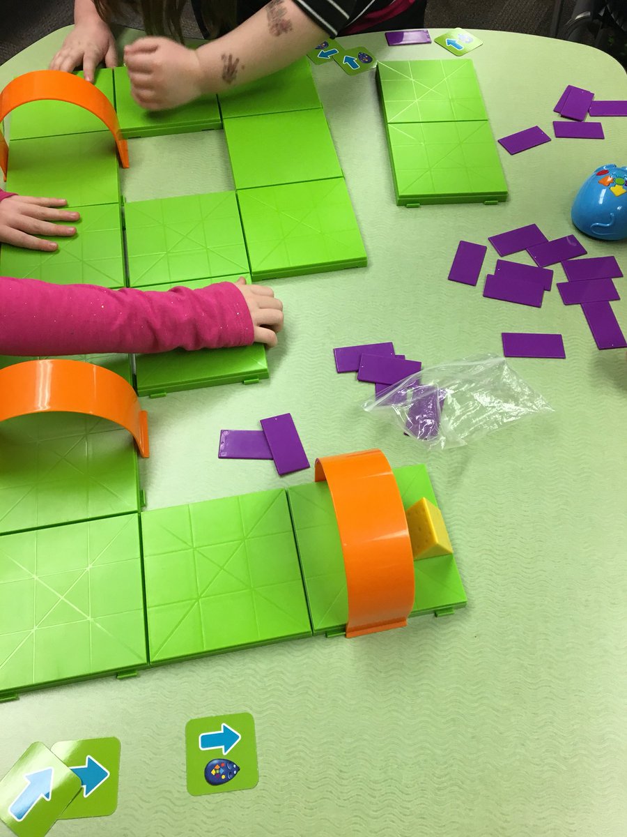 jess_bonin's tweet image. #coding with grade 1s in the library.  #hourofcode #codingmice @lpicton #sd57 @CliffWaldie