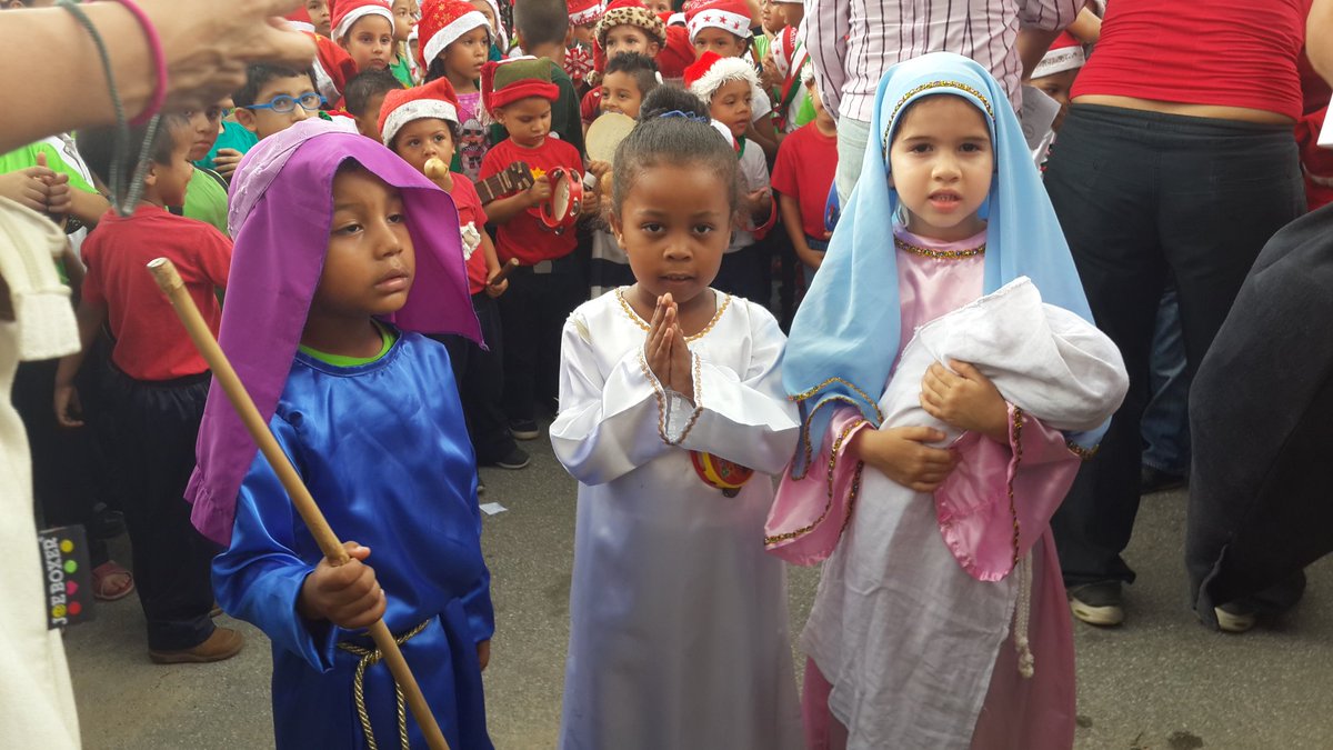 Los más chiquitos de la casa Estimulación Musical y Kinder Musical ofrecieron nacimiento viviente y parranda navideña al personal de Intendencia y Escuadrón de Policía Aérea Baragua.