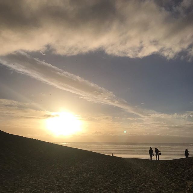 allisondroman's tweet image. Loving our new neighborhood. It’s quiet, relaxed and the ocean is very close which means more of this. 🤩
.
.
.
#natureheals #outersunset #pacificnorthwest #sunsets #oceanwaves #negativeions #naturalbeauty #selfcare #getoutside #moveyourbody #mybodyloves ift.tt/2Q1rzMp