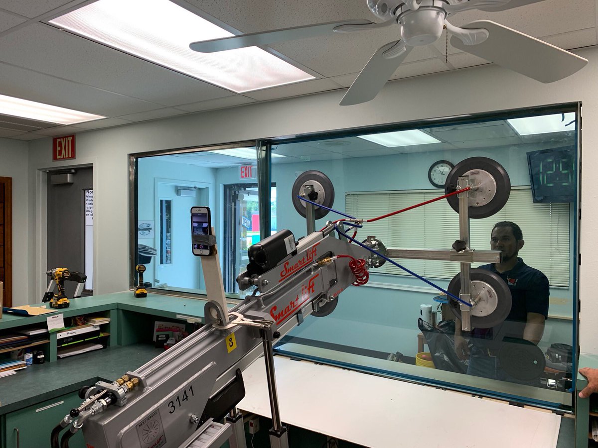 SmartLiftUS's tweet image. 825LBS Bullet proof glass being safely installed with SmartLift. 

#SmartLift #Glazing #Safety #BulletProof