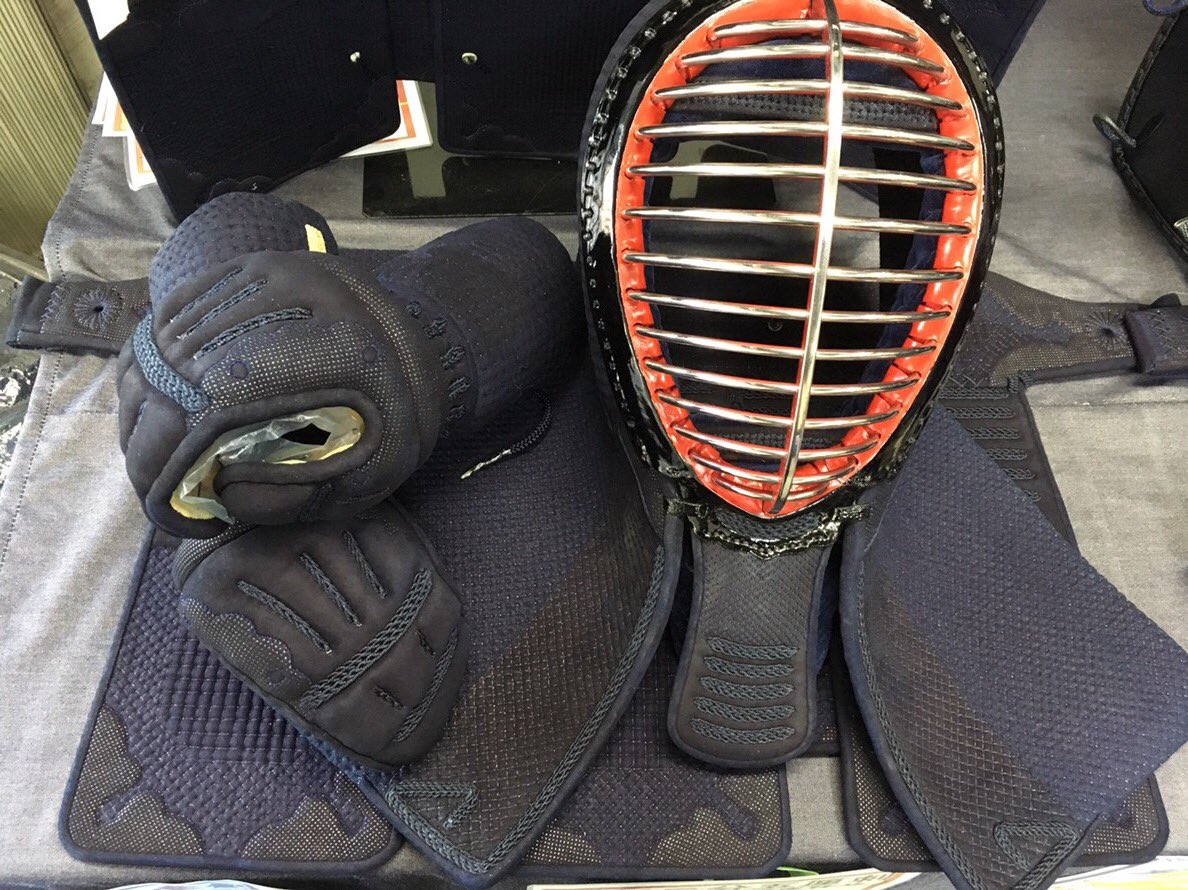 源武堂 創業祭 大特価品のご紹介 防具 戦氣二分五厘刺紺革張 ツブウルシ付 面 甲手 垂 只今在庫限りで大特価販売中です こちらは面68cm 甲手 垂ｌサイズになります いいお品です お気軽にお問い合わせ下さい