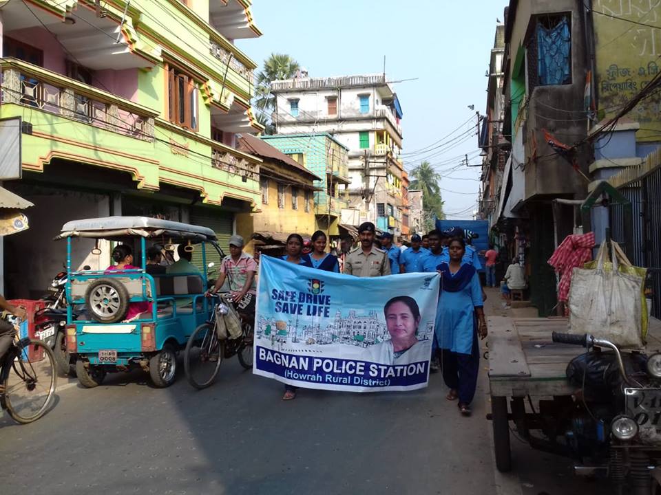 WBPolice's tweet photo. Traffic awareness rally on #SaveDriveSafeLife organized by different Police Stations of #HowrahRuralDistrict for sensitization of traffic rules among pedestrians &amp; drivers https://t.co/65u3Q2p3vu
